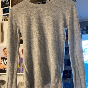 Stickad tröja - En grå stickad tröja från Gina❣️ den är aldrig använd och i bra skick