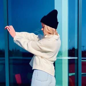Vårjacka - Säljer en helt ny vår/höstjacka från Vero Moda! Endast använd EN gång så är i nyskick. Den är i väldigt bra och ”lyxigt” material i en krämvit färg. Skriv om du vill ha fler bilder💕