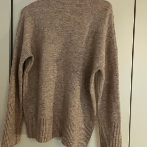 Stickad tröja - Från Gina, slit där nere o långa armar 