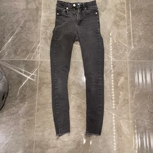 Skinnyjeans NA-KD - Storlek 32. Snygga, ganska så använda då dom har varit en favorit i garderoben 😍
