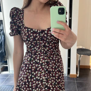 Sommarklänning Zara - En fin sommarklänning från Zara  som knappt är använd. 