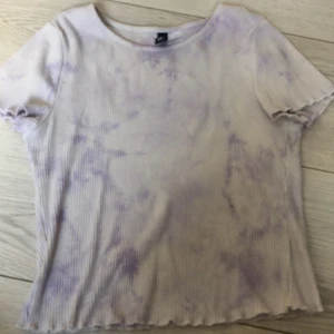 Hm tröja topp  - En jött fin tröja från hm köptes i julas och säljer för att den tyvärr blivit för liten, bra till sommaren. Önskar jag kunde anvönda den men ja:) köptes 99 säljes 50. Anvönda några fåtal gonger