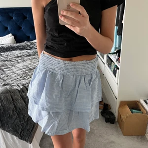 Volangkjol  - Volangkjol från HM! Står ingen storlek men skulle gissa att den är i storlek L då den är stor på mig som vanligtvis har S! Passar mig bra om jag viker med den som jag gjorde på bilden! 100kr + frakt