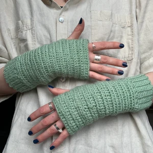 Mintgröna virkade torgvantar - Mintgröna virkade torgvantar/handledsvärmare! Perfekt nu till våren!