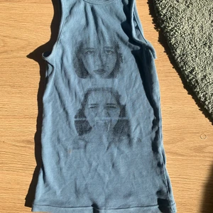 Blå topp💗 - En super snygg och unik topp. Köpt här på Plick för 200kr. Jättebra skick!