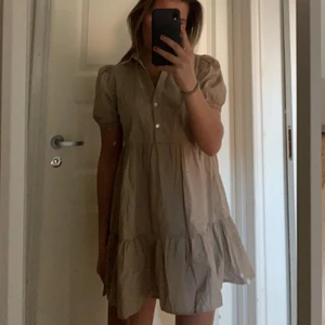 Zara klänning - Intressekoll på min så fina beiga klänning med knappar och puffärmar från Zara! Aldrig använd😇