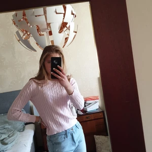 GANT Rosa tröja i storlek 170 - GANT Tröja i rosa, väldigt gott skick och inga fläckar eller skavanker. Är i storlek 170, men är själv 176cm lång och passar utmärkt ändå