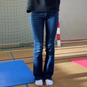 Gstar raw lågmidjade jeans - Skitsnygga populära gstar raw jeans! Lågmidjade och utsvängda. Strl xs perfekt för 160-170cm. Nypris 700kr, säljer för 400kr inkl frakt!!❣️