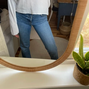 Jeans asos stl. 26/32 - Blå favoritjeans från asos design köpta förra året som tyvärr blivit för små för mig. Stl 26/32. Skulle säga att de passar en 34/36. 