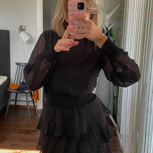 Svart klänning från Gina tricot - Söt klänning från Gina tricot använd 1 gång, säljer då jag inte använder den. Storlek S men passar även mig som har M
