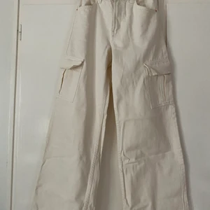 Cargojeans St:36 - Säljer mina Cargojeans från bershka som jag aldrig har använt. Köptes utomlands för några månader sen så det är i helt nyskick✨