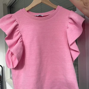 Volang Tröja från Zara - En volang tröja ifrån zara som är i nyskick, aldrig använd. Storlek M. Köparen står för frakten🥰