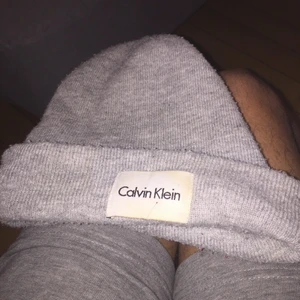 Calvin Klein - Mössa i mycket bra skick. Använd 10 månader. 