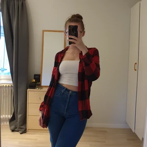 Röd rutig flanellskjorta  - Fint skick