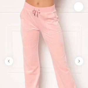 Juicy couture  - Eftertraktade slutaålda juicy byxor i färgen pale pink. Aldrig använda och säljer då jag köpt fel storlek❤️   Säljer även ett par gröna juicy byxor:)