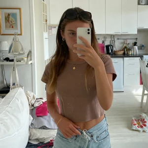 brunish topp - enkel t-shirt, med mjukt skönt material 💛💛 perfekt för mig som har storlek S