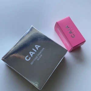 Caia  - Säljer detta oanvända smink från caia då jag fick de i födelsedagspresent och inte använder det. Ett setting powder glow i honey glow, andra ett blush stick i färgen berry smoothie.                                         Nypris på setting powder 295kr                                  Nypris blush stick 225kr, 179 för blush och 200kr för setting powder💕 blush SÅLD