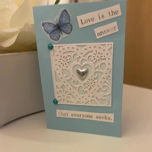 Egengjorda kort  - Tillverkar egengjorda kort, allt ifrån födelsedagar, studenter, bröllop, jul whatever. Går att beställa vad man själv vill ha men även köpa klara. Följ min Instagram designa_kort för att se nyheter. Små kort 9x6 cm, mellan 15x10,5 cm och stora 18x15 cm. Priserna varierar mellan 15-45kr. Kontakta mig här via Plick eller Instagram, vad som passar dig bäst :)