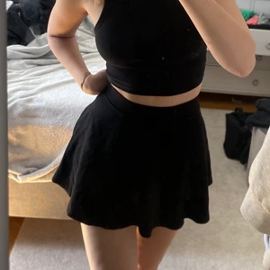 Svart kjol H&M - En svart simpel kjol från H&M i strl xs. Passar även en s! Har ägt i många många år men har aldrig riktigt varit min stil !! 40kr + frakt ❤️