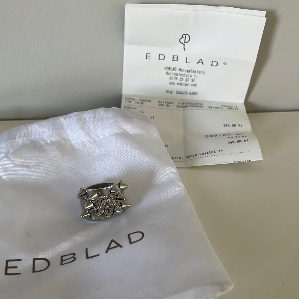 Nu säljer jag min älskade ring från Edblad i strl 17,50mm😍 köptes igår för 349kr i deras egna butik i Stockholm❤️säljer eftersom fick en likadan i födelsedagspresent💛kvitto och påse följs med💕köp direkt för 399kr eller buda från 300kr💕💕. Övrigt.