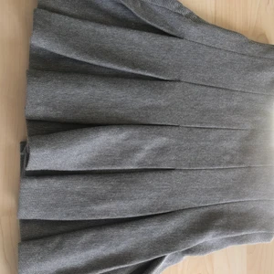Grå kjol - Trå kjol från bershka. Oanvänd och med prislapp kvar. Storlek M men skulle säga att den är mer S.