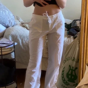 Linnebyxor 36 - Säljer helt oanvända linnebyxor jag nyligen köpt då jag fick ett par andra nästan likadana. Storlek 36, långa (jag är 170) med knytning. 300kr mötas upp i Uppsala eller fraktas spårbart. Aldrig använda