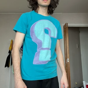 Sweet Turkos Tee  - En vintage Turkos T-Shirt med frågeteckenstryck från Sweet Skateboards. Storlek Men’s S. Modellen är 178cm.