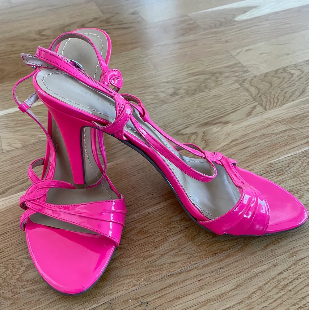 Rosa sandaler från Nine West, storlek 36. Klackhöjd ca 9cm. Använd fåtal gånger fint skick. Hämtas vid Kungsholmen eller Globen. Alt skickas mot porto. Skor.