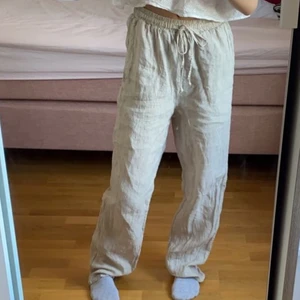Chelsea Linnebyxor strl XXS - Ett par jätte fina linnebyxor från Chelsea. Dem är för långa för mig. Jag är mellan 1.53-1.55 cm lång. Byxorna är perfekta att ha på sommaren.  (Publicerar igen eftersom oseriöst budande på förra