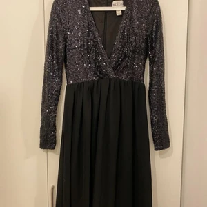 Lång festklänning, paljetter överdel - Festklänning med gnistrande paljetter på överdel, fodrad ,polyester Storl: 38 Färg: svart Modell : lång klänning Skick : använd endast en gång , som nyskick Pris 250 kr Hämtas i Brandbergen alternativ skickas mot postens avgifter