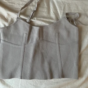 jättefin ljusgrå topp Zara - En jättefin cropad topp från Zara i storlek S. Aldrig använd då den var för liten vid brösten på mig. 