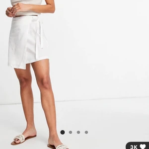 vit kjol - jättefin vit linnekjol från Asos som tyvärr inte passade så bra på mig så den är aldrig använd, skriv till mig för egna bilder eller frågor!💗