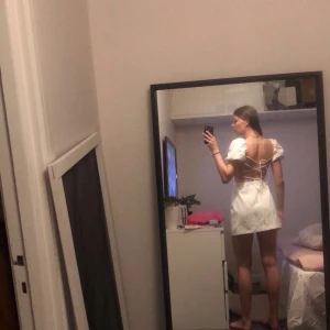 Zara klänning - Superfin populär klänning från ZARA, perfekt till studenten, som tyvärr känns liten på mig. Nyskick och strl M. Öppen rygg och tåligt linnetyg som stannar på plats o inte syns igenom, pris exkl frakt (obs 3e bilden är lånad) 🤍 kan köpas direkt