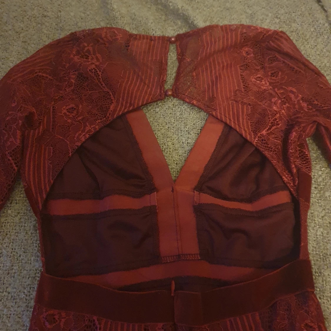 Vinröd klänning i velvet och spets  - 91