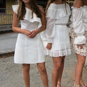 Studentklänning från Asos - Jag säljer nu min fina studentklänning i storlek XS. Jag är 163 cm lång. Den är använd endast en gång och i mycket fint skick.