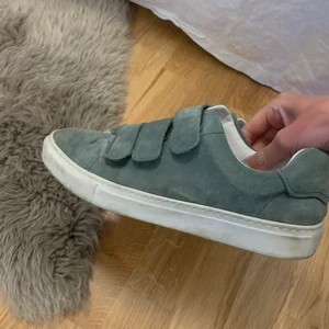 Sneakers från & other stories - Sneakers från & other stories . Så så fina. Använt skick men fortfarande väldigt väldigt fina! Storlek 38