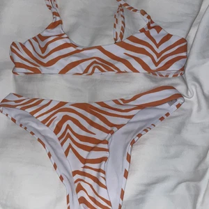 Bikini - Säljer denna zebrarandiga bikini, som faktiskt aldrig är använd då jag inte gillade passformen. Supersnygg att ha när man är brun på sommarn. Banden på bikinitoppen går att reglera och trosan ser ni passformen på bilden. Nypris: 250kr säljer för 120kr + fraktkostnad🤪🤪😍😁