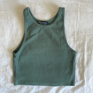 Grönt Zara linne - Linne från Zara köpt i somras! Storlek S men passar också Xs :) bara att fråga om fler bilder. (Lite trasig i sömmen syns på första bilden men annars bra skick)