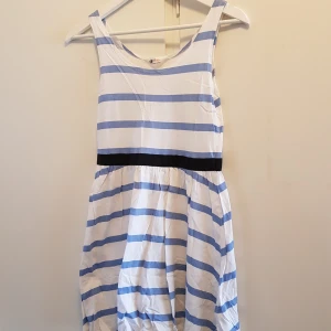 Fin sommarklänning  - Blåvit randig klänning i tunt somrigt material. Storlek S 