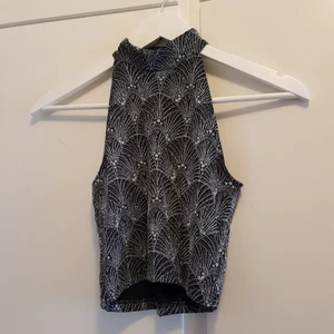 Glittrig partytopp H&M - Storlek XS. Snygg passform 