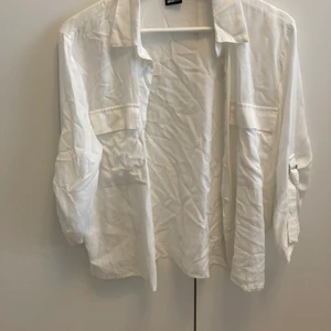 Vit skjorta i strl XS - Väl använd, men i bra skick och passar perfekt nu till våren!