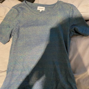 Glittrig cool tröja - Säljer denna coola tröjan från weekday i storlek XS