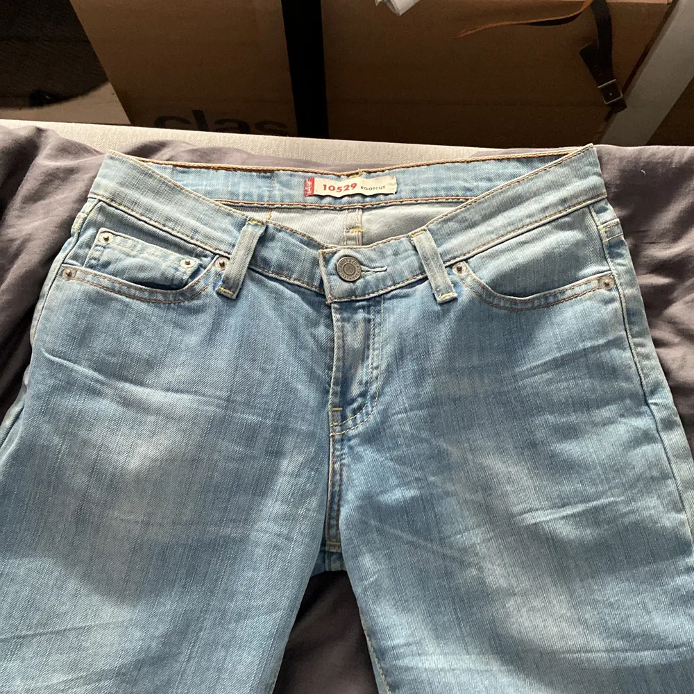 Ett par jeans som är från Levis och är utsvängda i benen! Midjemått är 68cm! Buda med minst 10kr 💕💕 Fraken skickas med spårbart och blir 66kr💕 kom privat om det är något du undrar efter👌🏻💕 köp direkt för 200+frakt. Jeans & Byxor.