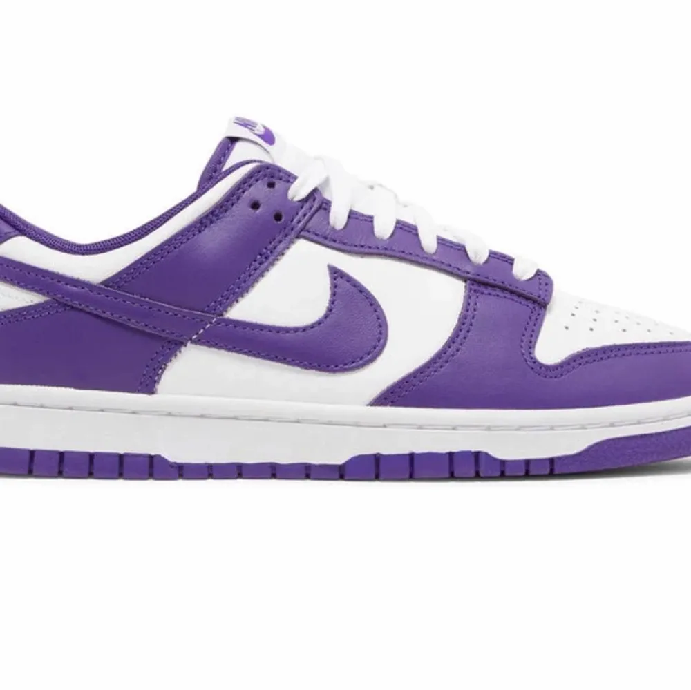 Snygga Nike dunk low i färgen championship purple. Har i storlek 39 och 42. Kan träffas i Norrköping annars skickar jag med PostNord spårbart paket! . Skor.