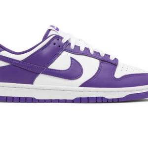 Snygga Nike dunk low i färgen championship purple. Har i storlek 39 och 42. Kan träffas i Norrköping annars skickar jag med PostNord spårbart paket! 