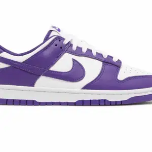 Snygga Nike dunk low i färgen championship purple. Har i storlek 39 och 42. Kan träffas i Norrköping annars skickar jag med PostNord spårbart paket! 