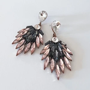 Örhängen - Vackra rosa, klara och rökgrå stenar - supersnygga till typ allt man tar på sig. Sparsamt använda, men måste ha färre par kvar 😅  7cm på höjden.  Kan skickas mot porto. Swish för betalning tack. Finns i Skanstull  (Alla på sista bilden ska säljas)