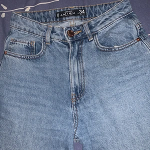 Jeans i storlek 34  - Ett par snygga jeans för 100kr och jag köpte dom för 300kr. Jag har inte använt så mycket. Dom är i storlek 34. 