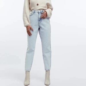 Jeans Ginatrico - Säljer ett par jättefina mom jeans från ginatrico i storlek 38, dock är dom väldigt små i storlek. Skulle säga att det passar de med storlek 32-34 beroende på hur man vill att dom sitter🖤. Säljer pga att dom tyvärr är för små för mig. Färgen på jeansen är som de på 3:dje bilden🥰 Hör av er vid frågor, samt fler bilder!