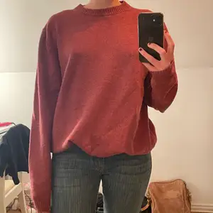 En röd oversized stickad tröja från DRESSMAN. Supermysig, storleken skulle jag säga är mindre än 2XL, och passar de flesta berodde på hur man vill ha passformen❣️